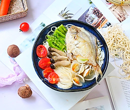 鲳鱼海鲜面的做法