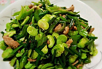 韭苔肉片炒蚕豆的做法