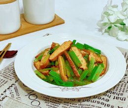 春日养生菜/芹菜炒香干的做法