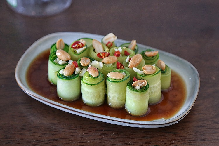 聚餐不能少的解腻素菜～花生拌黄瓜卷的做法