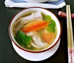 西红柿秋刀鱼汤的做法