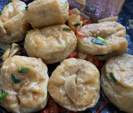 歪歪随意版｜炒油豆腐包肉的做法