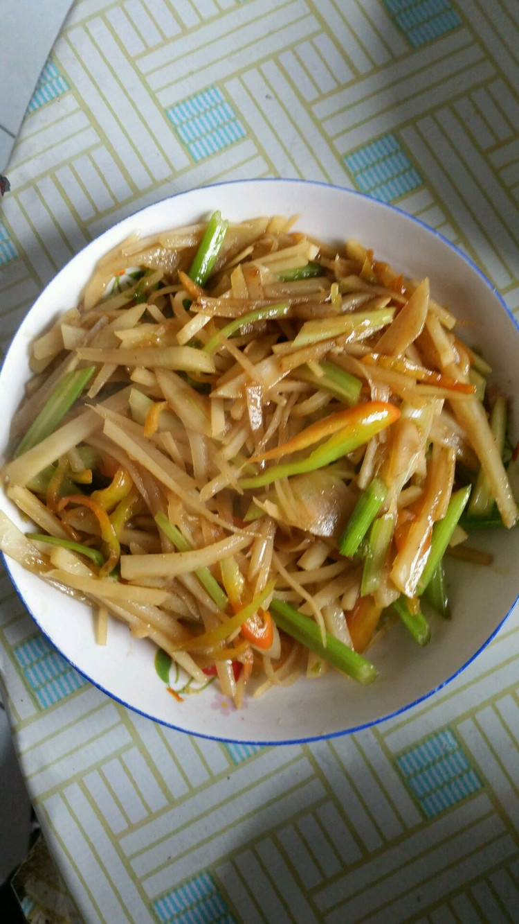 芹菜土豆丝的做法