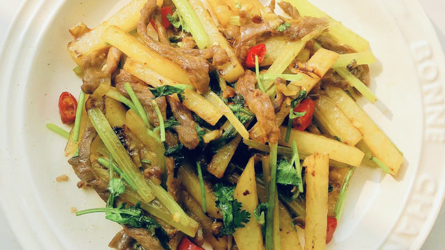#解锁山姆牛肉的秘密#土豆芹菜炒牛肉的做法