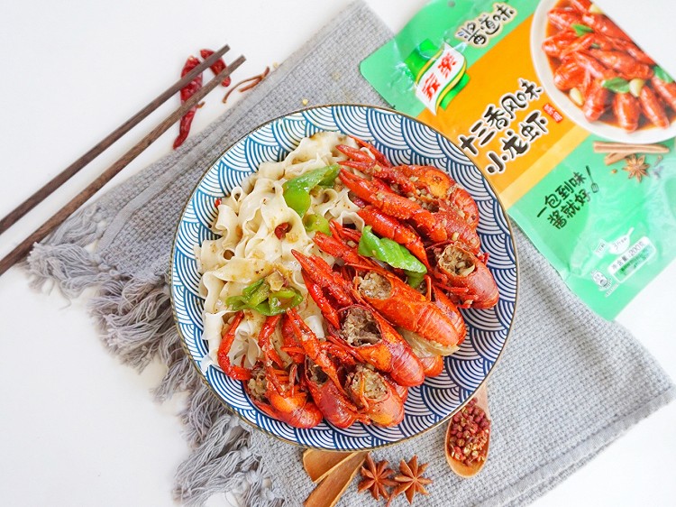 十三香小龙虾拌面的做法
