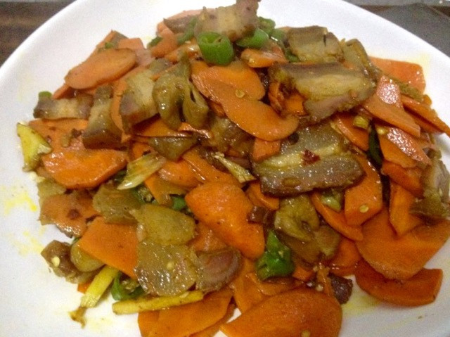 红萝卜炒腊肉腊肠的做法