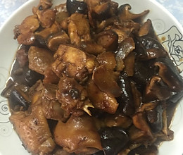冬菇焖鸡。的做法