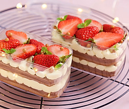 #白色情人节限定美味# 治愈系美食：草莓盒子蛋糕的做法