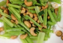 腰果炒芹菜的做法