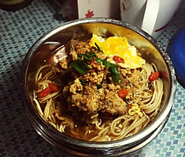 秘制排骨汤面的做法
