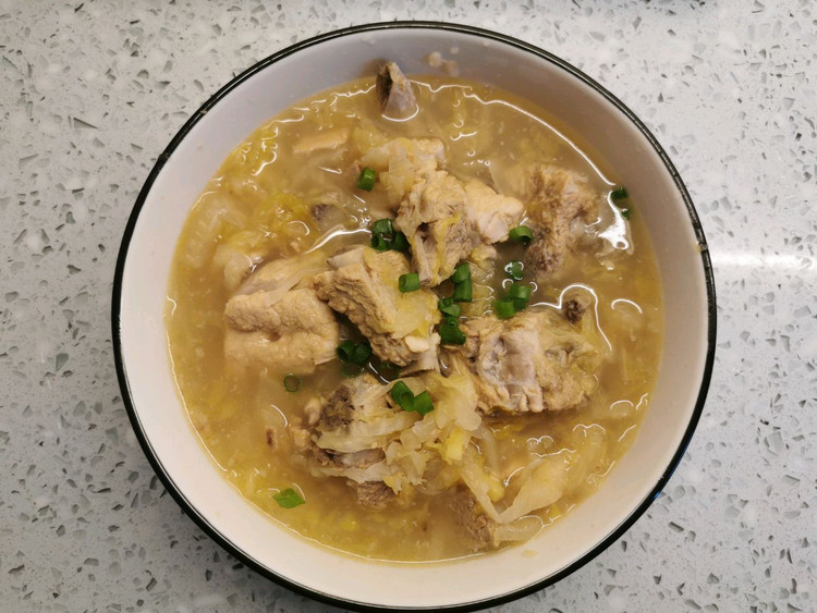 东北酸菜炖排骨的做法