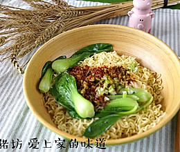 油泼方便面的做法
