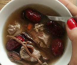 养生之茶树菇红枣排骨汤的做法