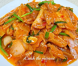泡菜炒五花肉～的做法