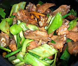 红腐乳鸭翅煲的做法