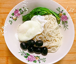 #西班牙橄榄披萨沙拉创意菜#黑橄榄骨汤面的做法