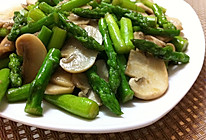 芦笋炒口蘑的做法