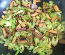 芹菜炒豆腐干 日常下饭菜的做法