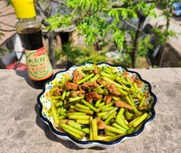 蒜薹炒肉#葱伴侣豆瓣酱能蘸善炒#的做法
