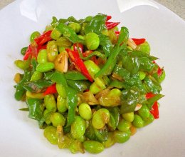 爱吃辣的看过来～辣椒炒毛豆的做法
