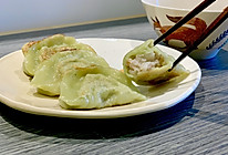 #餐桌上的春日限定# 虾仁马蹄煎饺的做法