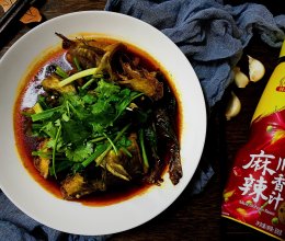 #豪吉川香美味#童年回忆：红焖黄骨鱼锅贴的做法