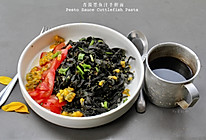 一盘满足！用墨鱼汁做手擀面，裹上罗勒青酱 •黑色食物集(2)的做法