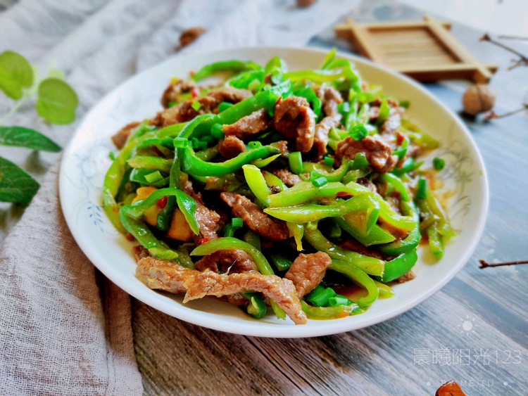 爆炒脆嫩青椒牛肉丝的做法
