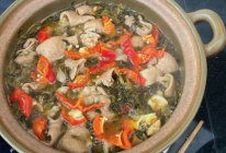 酸菜肥肠煲的做法