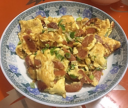 鸡蛋抱火腿肠的做法