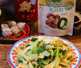 #厨房鲜香秘诀，太太乐松茸鲜，一餐一筷见鲜香#杭白菜炒千张的做法