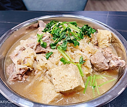 东北酸菜炖排骨的做法