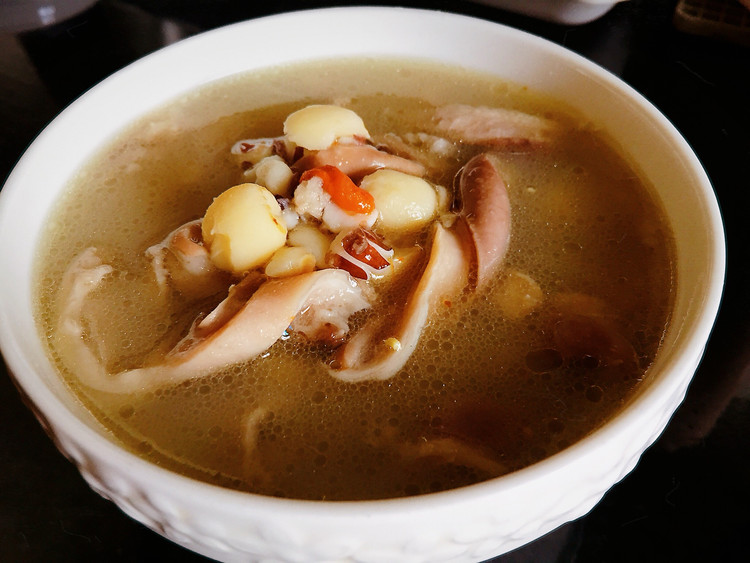 补羸助气、健脾胃、芡实猪肚汤。的做法