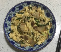 腊肉五花炒腐竹的做法