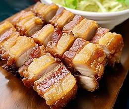 姐妹们快来试试这个脆皮五花肉！！外酥里嫩，鲜嫩多汁，香而不腻的做法
