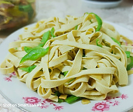 春节营养素菜之二     绿椒香豆丝的做法