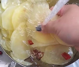 比吃土还省钱的某鸭土豆片的做法