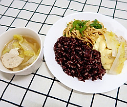 青椒千张丝+金针菇蒸蛋+白菜鱼饼汤的做法