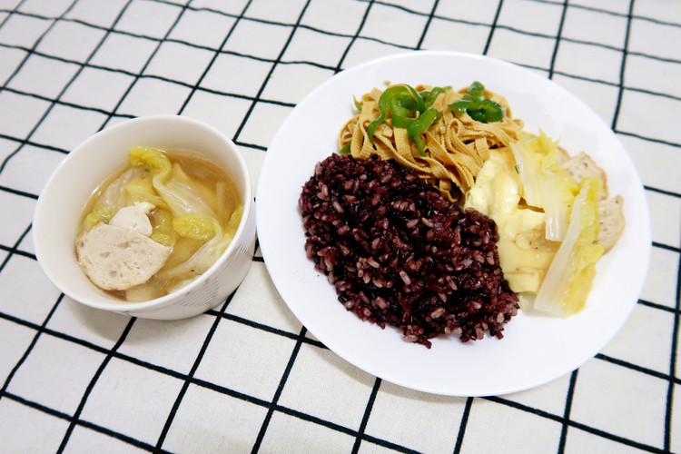 青椒千张丝+金针菇蒸蛋+白菜鱼饼汤的做法