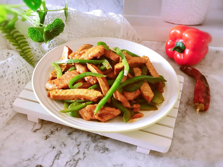 青椒瘦肉炒豆干的做法