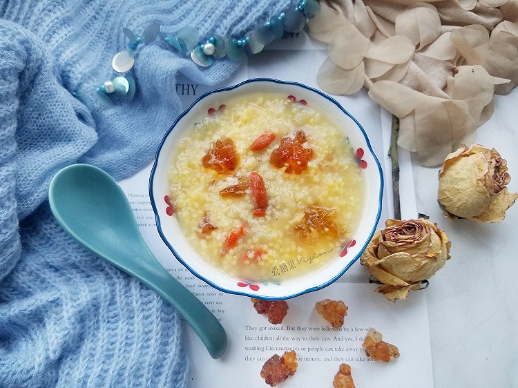 多喝枸杞桃胶银耳小米粥,皮肤美白又水灵的做法