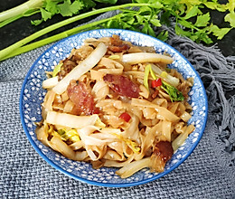 #憋在家里吃什么#腊肠炒米粉的做法