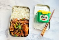 #葱伴侣豆瓣酱能蘸善炒#香菇鸡腿盒饭的做法