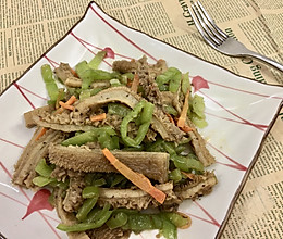 #巨下饭的家常菜#爆炒青椒牛肚的做法