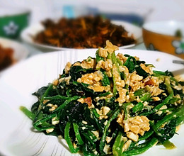 菠菜新吃法，咸蛋黄菠菜。拯救麻木的味蕾～的做法
