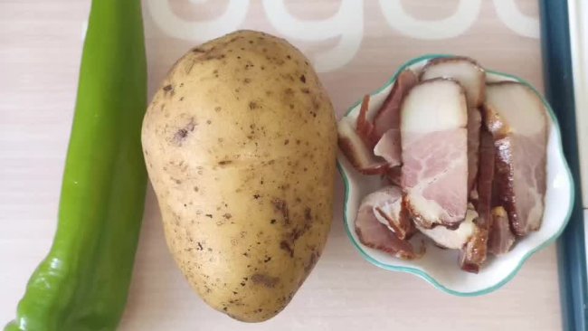 尖椒土豆炒腊肉的做法
