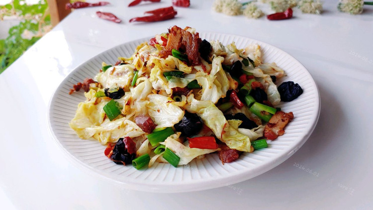 葱椒辣肉圆白菜的做法