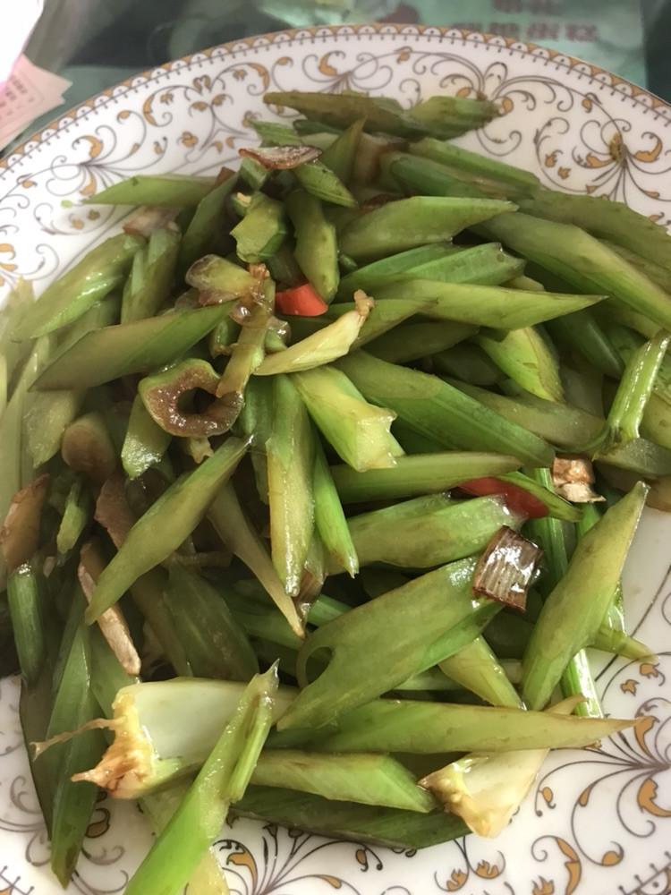 清炒芹菜的做法
