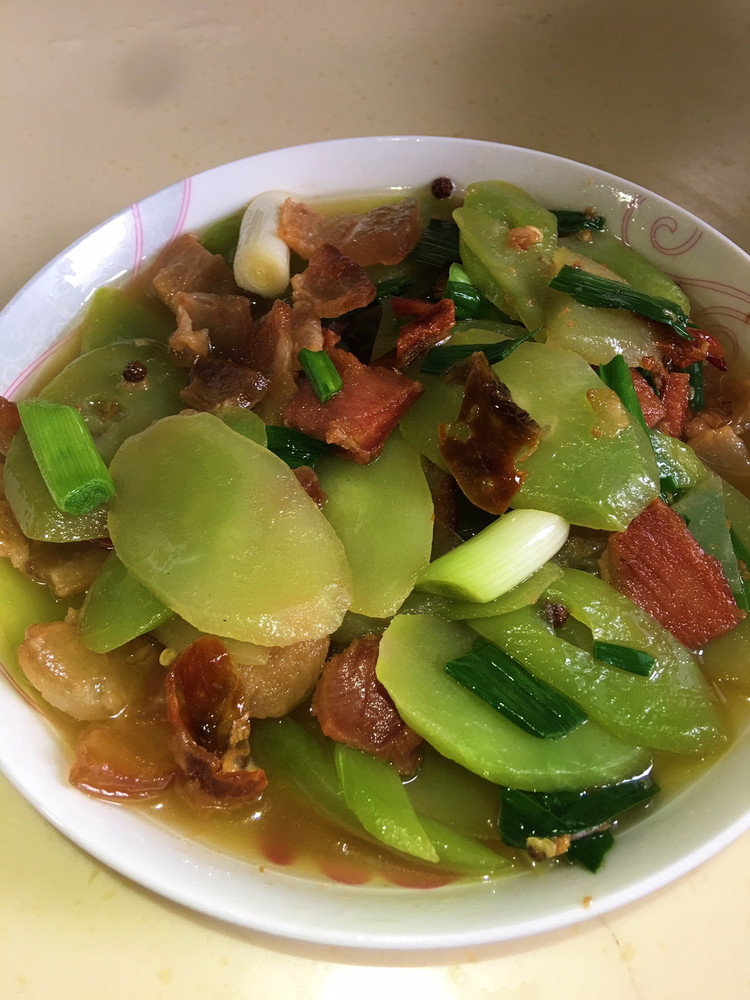 莴苣炒腊肉的做法