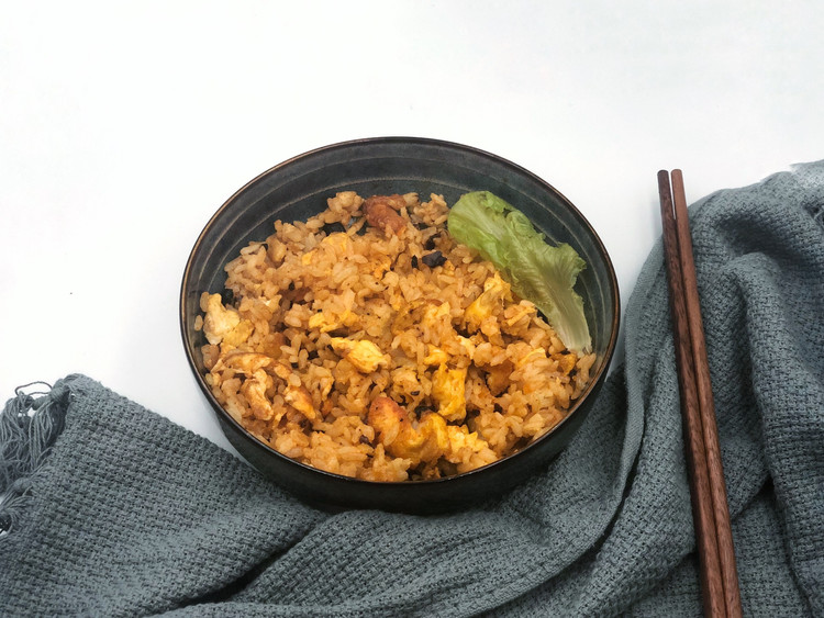 老干妈蛋炒饭的做法